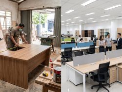 Furniture Kantor Custom atau Beli Jadi, Mana yang Masuk Akal?